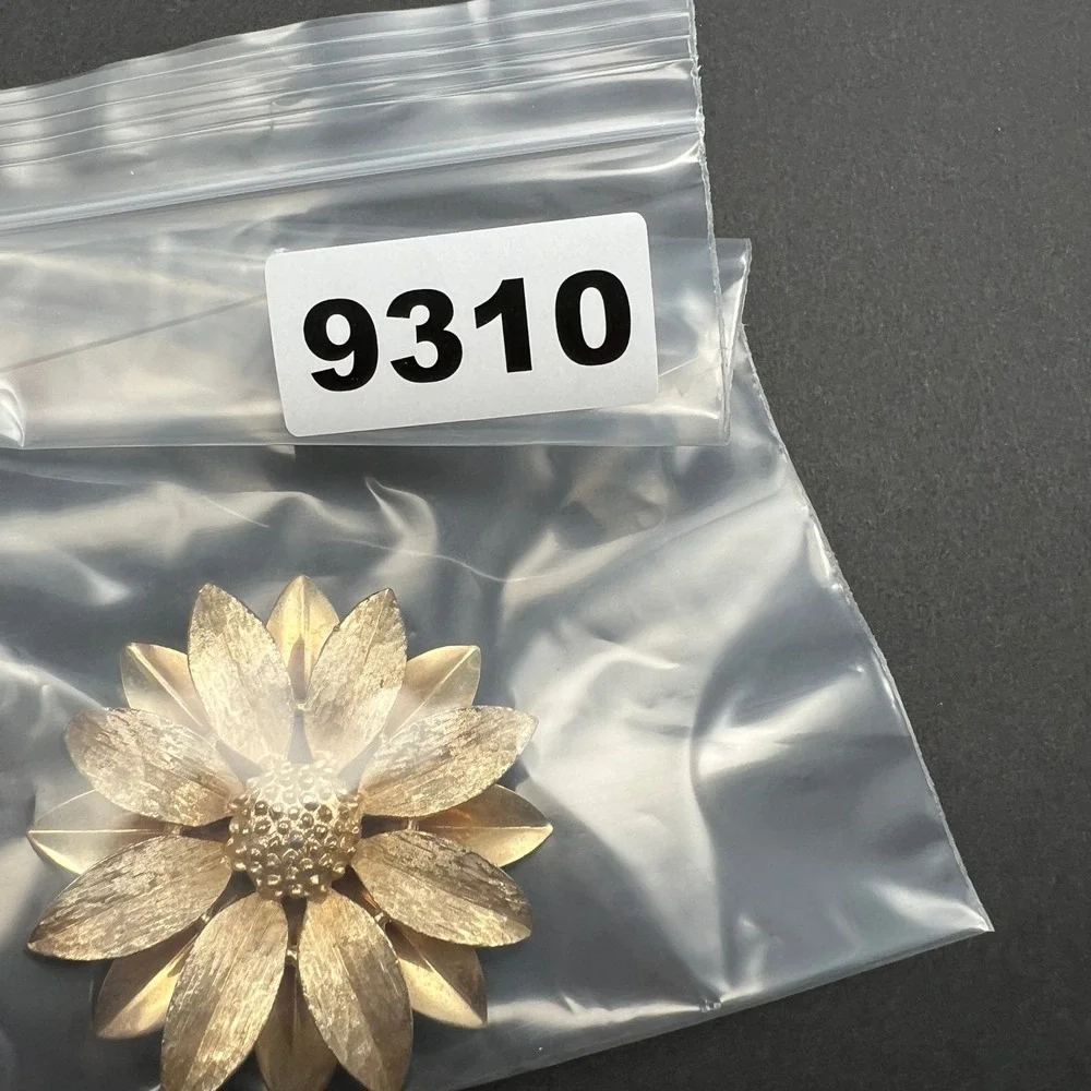 Vintage Brooch Daisy Flower Gold Tone Textured 3D Sunflower Signed Sarah Cov